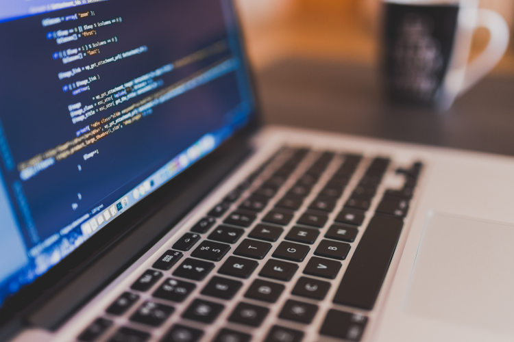 L’embedding non autorizzato di opere audiovisive costituisce violazione del diritto d’autore, secondo l’Avvocato Generale della Corte di Giustizia