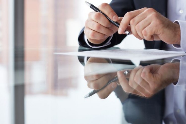 La giusta causa di revoca di un amministratore di una società di capitali deve essere enunciata nella delibera assembleare