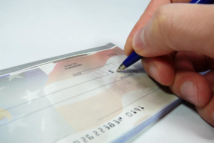 Il mero possesso dell'assegno bancario non prova la sussistenza di una promessa di pagamento ex art. 1988 c.c.