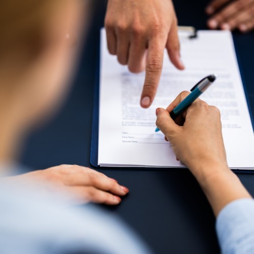 La sospensione del rapporto di lavoro illegittima determina una mora ex re