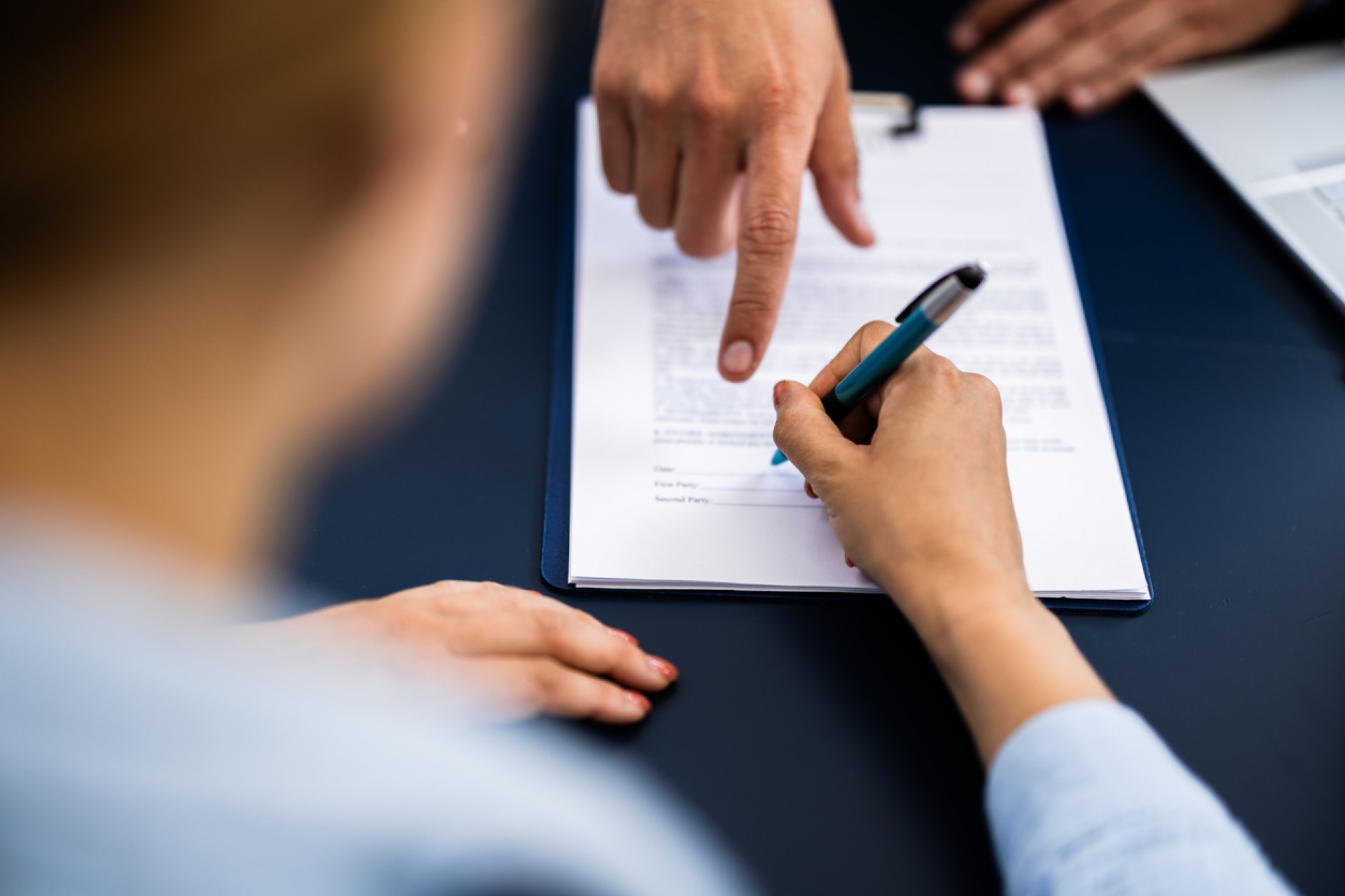 La sospensione del rapporto di lavoro illegittima determina una mora ex re