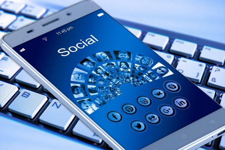 Si al sequestro della pagina Facebook per le offese online