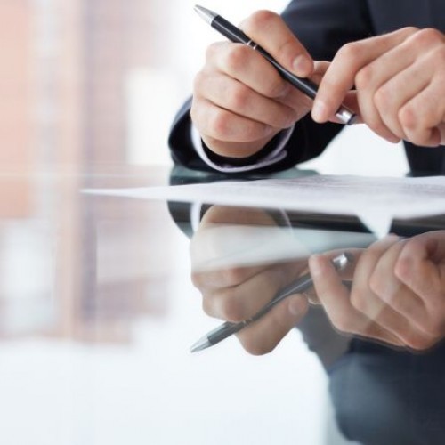 La giusta causa di revoca di un amministratore di una società di capitali deve essere enunciata nella delibera assembleare