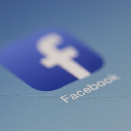 La Corte di Giustizia ridefinisce gli obblighi di stay down degli hosting provider: Facebook deve rimuovere tutti i contenuti illeciti “identici” ed “equivalenti” indipendentemente dall’ident
