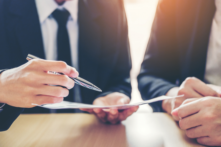 Contratti bancari: il requisito della forma scritta è rispettato anche quando il contratto non è sottoscritto dall’intermediario